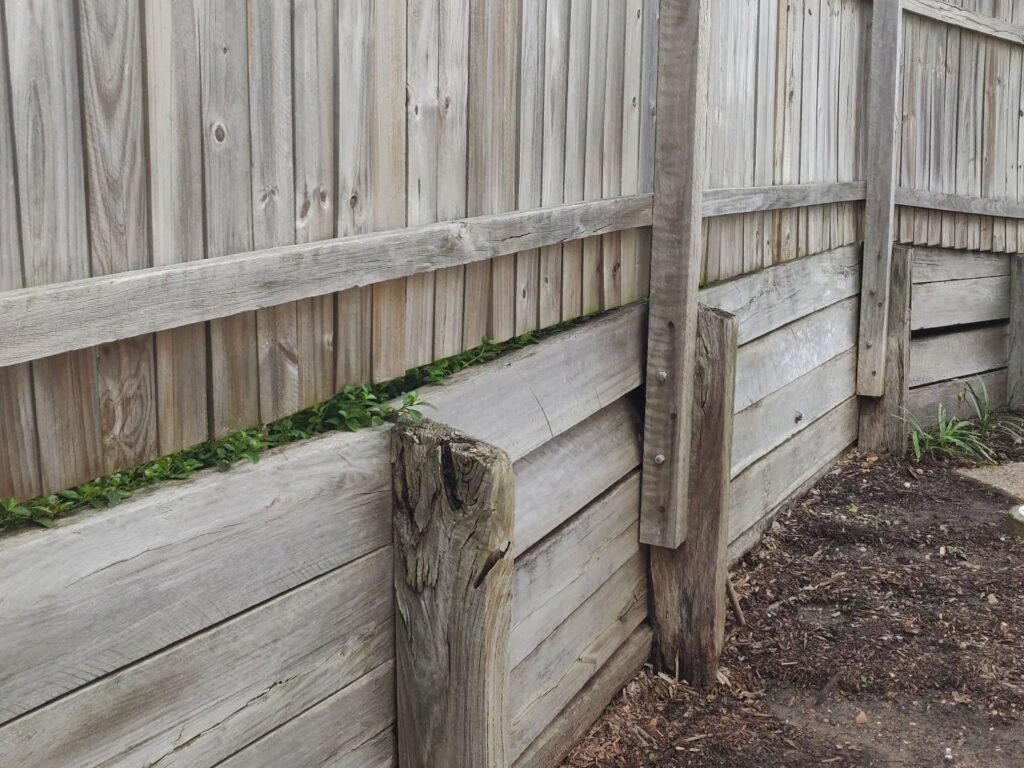 The synergy between the timber fence and the retaining wall creates a space 