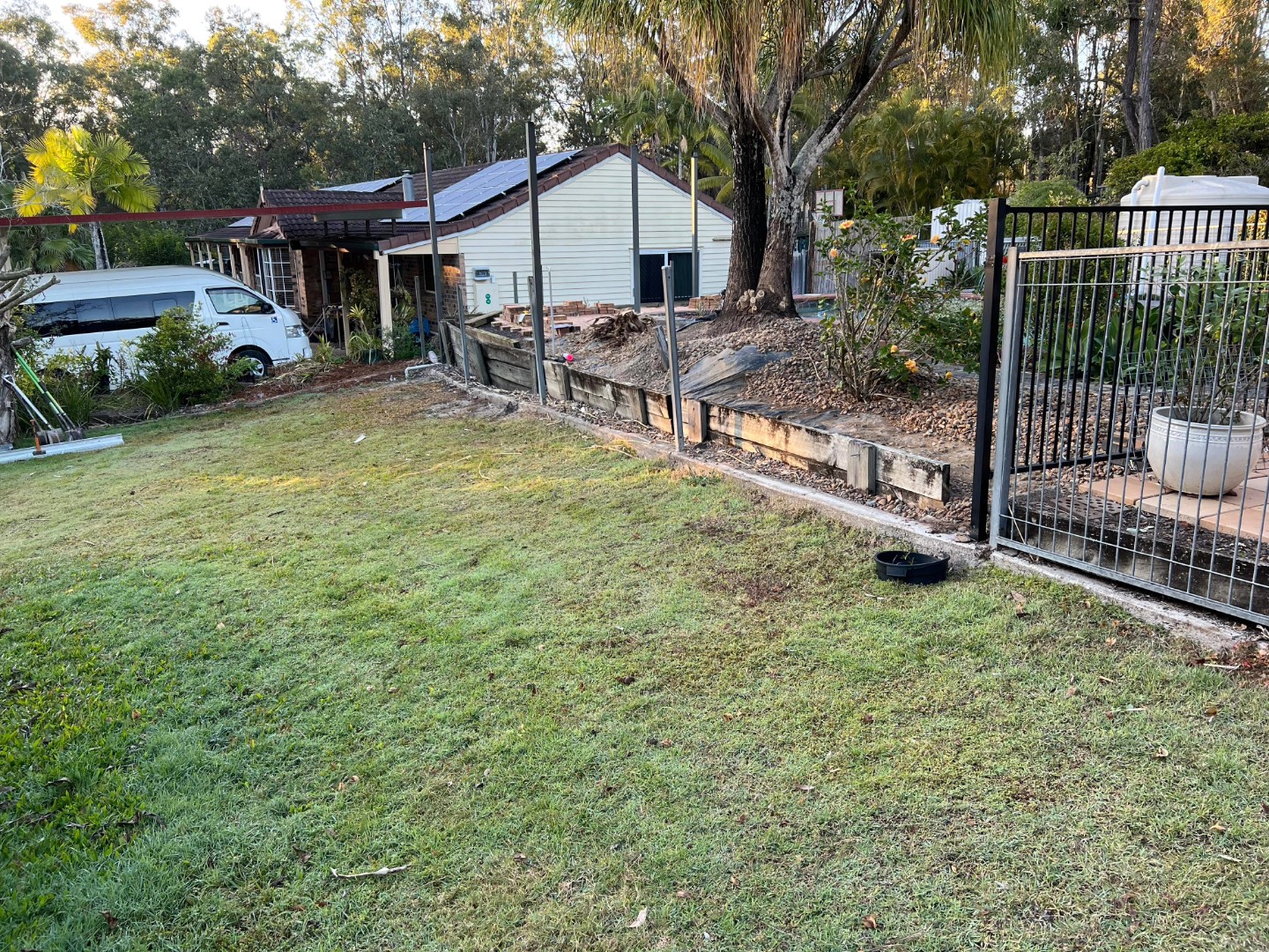 Timber, a traditional choice for retaining walls, has its charm. It blends seamlessly with the natural surroundings, adding a rustic touch to the landscape. However, timber is not without its drawbacks. It is susceptible to decay, insects, termites, and weather effects. In Brisbane’s climate, these factors can accelerate the deterioration of timber walls.